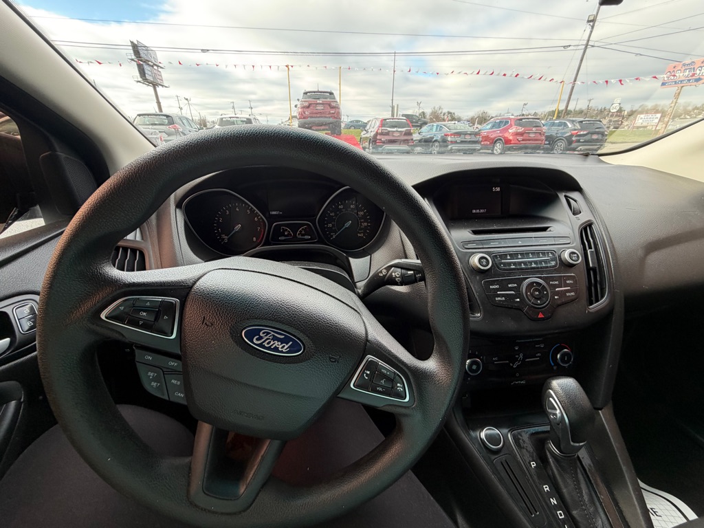 2017 Ford Focus SE's photo