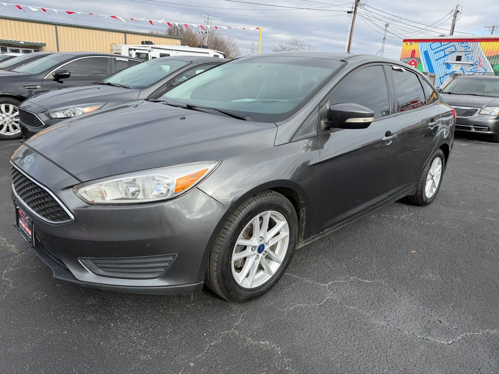 2017 Ford Focus SE's photo